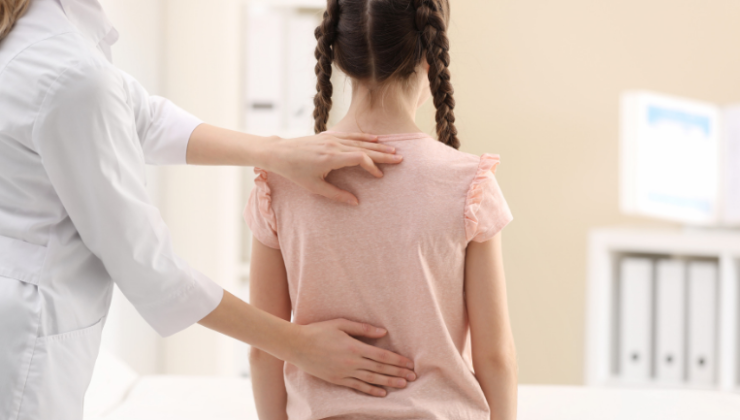 “SKOLYOZ KIZ ÇOCUKLARINDA DAHA FAZLA GÖRÜLÜYOR”