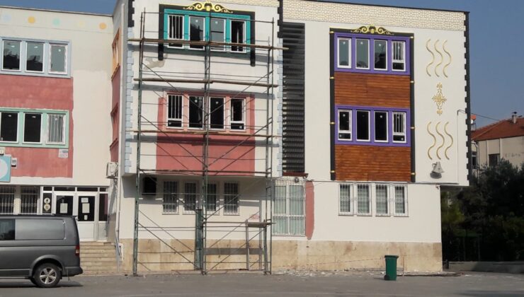 OKULLARDA BOYA VE TADİLAT İŞLERİ SÜRÜYOR