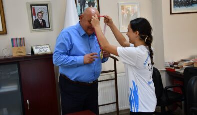 ŞAMPİYONLUK MADALYASINI BAŞKAN ŞEVİK’E HEDİYE ETTİ