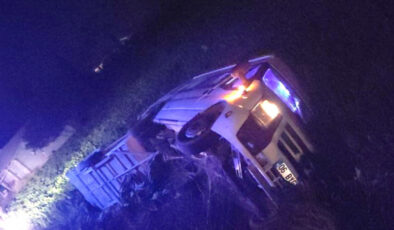 Kayısı işçilerini taşıyan minibüs devrildi: 14 yaralı