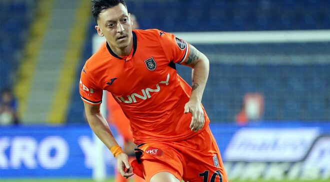 MESUT ÖZİL, BAŞAKŞEHİR İLE İLK MAÇINA ÇIKTI