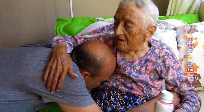 ÖMRÜNÜ GÖZÜ GİBİ BAKTIĞI ANNESİNE ADADI
