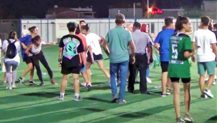 KADIN FUTBOLCULAR YEŞİL SAHAYI RİNGE ÇEVİRDİ