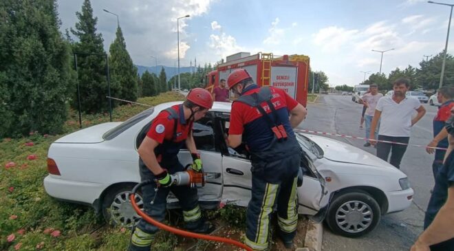 ARAÇ İÇERİSİNDE SIKIŞAN YOLCUNUN İMDADINA İTFAİYE YETİŞTİ