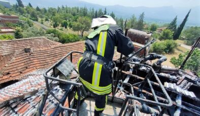 2 KATLI EVİN EN ÜST KATI ALEVLERE TESLİM OLDU