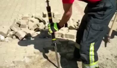 BETON BORUNUN İÇİNDE SIKIŞAN KÖPEĞİ KURTARILDI