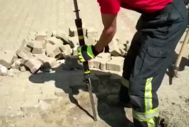 BETON BORUNUN İÇİNDE SIKIŞAN KÖPEĞİ KURTARILDI