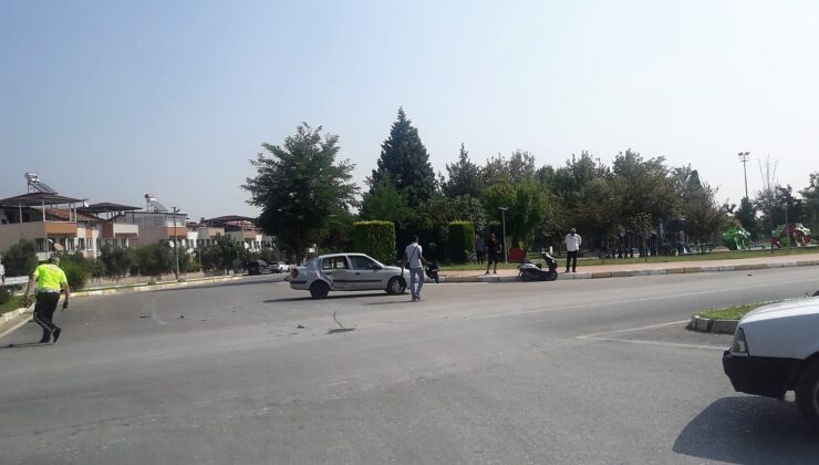 OTOMOBİLLE ÇARPIŞAN MOTOSİKLETTEKİ İKİ KURYE YARALANDI