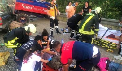 TARIM İŞÇİLERİNİ TAŞIYAN TRAKTÖRE KAMYONET ÇARPIŞTI: 11 YARALI