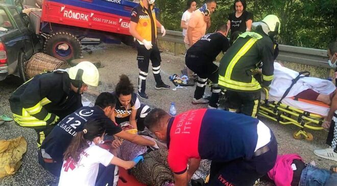 TARIM İŞÇİLERİNİ TAŞIYAN TRAKTÖRE KAMYONET ÇARPIŞTI: 11 YARALI