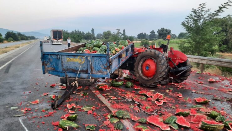 TIRIN ARKADAN ÇARPTIĞI TRAKTÖRDEKİ KARPUZLAR YOLA SAÇILDI