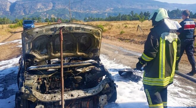 KADIN SÜRÜCÜ YANAN ARAÇTAN SON ANDA KURTULDU