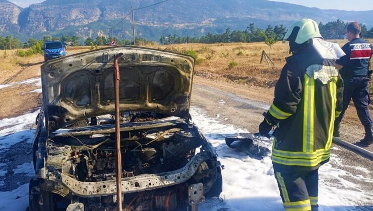 KADIN SÜRÜCÜ YANAN ARAÇTAN SON ANDA KURTULDU