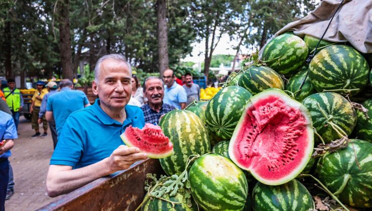 Üreticinin elinde kalan karpuzlar belediye tarafından halka dağıtıldı