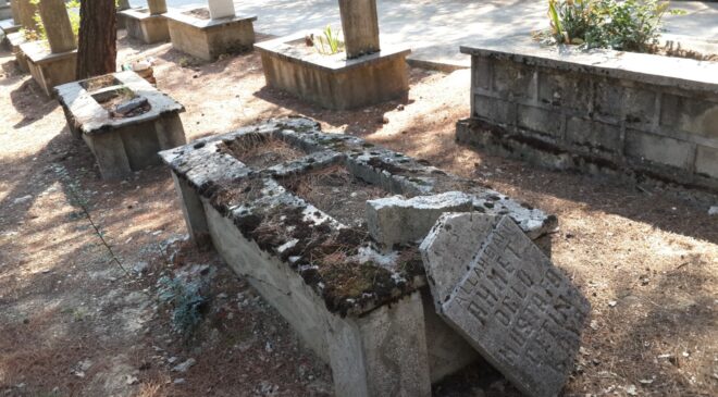 DEFALARCA ONARILAN MEZAR TAŞLARIN KIRILMASI VATANDAŞI ÇİLEDEN ÇIKARDI