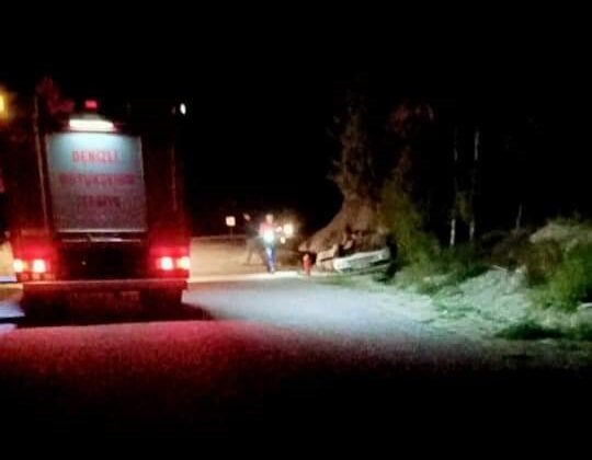 VİRAJI ALAMAYAN OTOMOBİL ŞARAMPOLE DEVRİLDİ