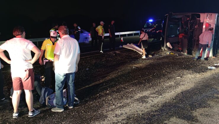 DENİZLİ’DE YOLCU OTOBÜSÜ DEVRİLDİ