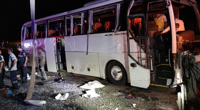 Denizli’de yolcu otobüsü refüje devrildi: 2’si ağır 28 yaralı