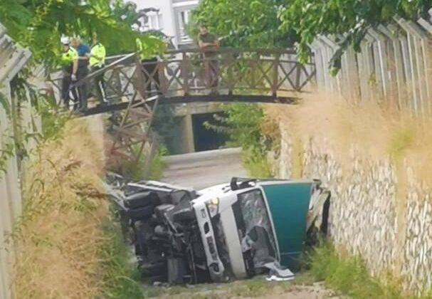 KONTROLDEN ÇIKAN DONDURMACI BOŞ KANALA KANALA UÇTU