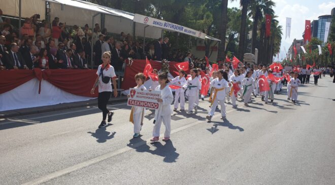 Denizli’de Zafer Bayramının 100’üncü yılı törenle kutlandı
