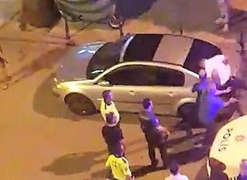 Alkollü sürücü önce otomobile ardından polis aracına kafa attı
