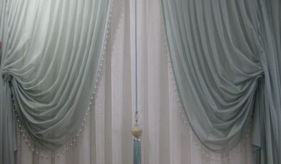 GENÇ ÇİFTLER ALIŞVERİŞE PERDE ÇEKTİ