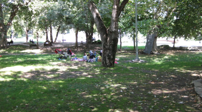 VATANDAŞLAR PARKLARA AKIN ETTİ