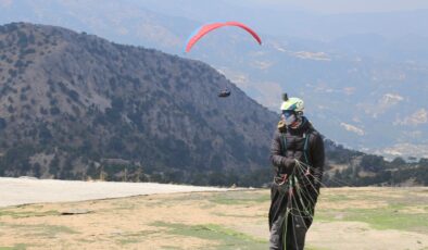 72 YAŞINDAKİ PARAŞÜTÇÜ GENÇLERE TAŞ ÇIKARTIYOR