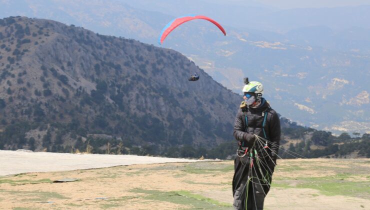 72 YAŞINDAKİ PARAŞÜTÇÜ GENÇLERE TAŞ ÇIKARTIYOR