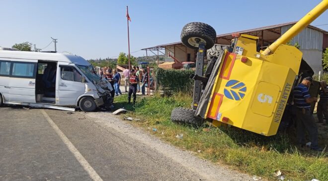 Servis minibüsü biçerdövere çarptı; 2’si ağır 13 yaralı