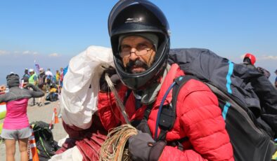 YAŞLISIN DİYENLERE İNAT UÇUYOR