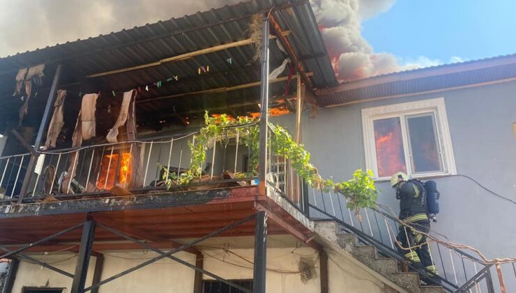 2 KATLI EV ALEVLERE TESLİM OLDU