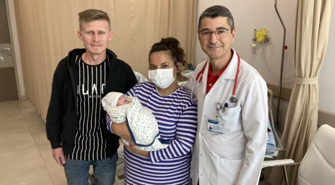 320 gram doğan bebek 5 ay sonra annesinin kollarında
