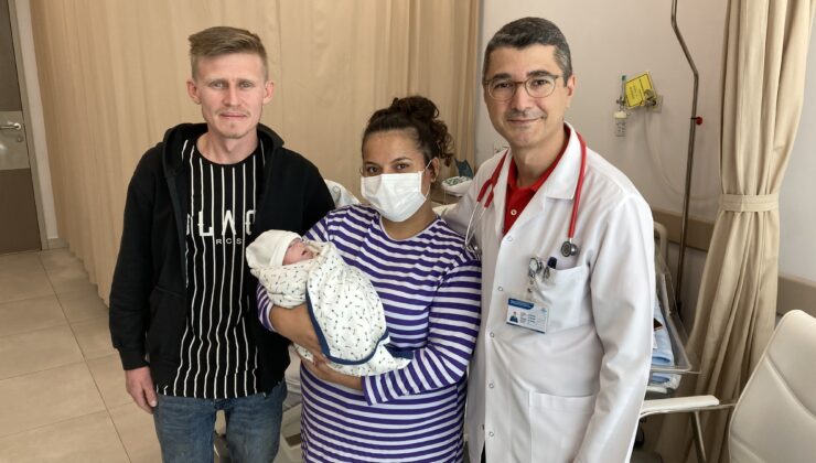 320 gram doğan bebek 5 ay sonra annesinin kollarında