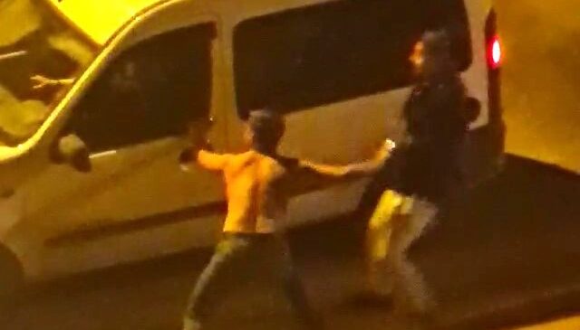 Kendini araçların önüne atan alkollü genç ölümden kıl payı kurtuldu