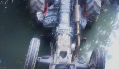 KANALA DEVRİLEN TRAKTÖRÜN ALTINDA CAN VERDİ