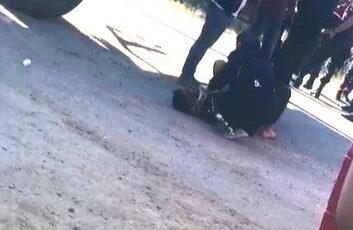 Yabancı uyruklu aileyi taşıyan motosiklet tırın altın girdi; 1 ölü, 2 ağır yaralı