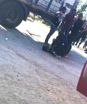 Yabancı uyruklu aileyi taşıyan motosiklet tırın altın girdi; 1 ölü, 2 ağır yaralı