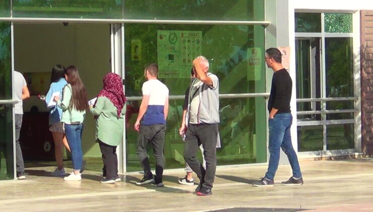 Kapıların kapanmasına saniyeler kala sınava yetiştiler