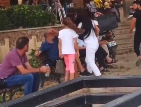 ÖFKELİ KADIN, BİR ERKEĞİ HERKESİN İÇİNDE DEFALARCA TOKATLADI