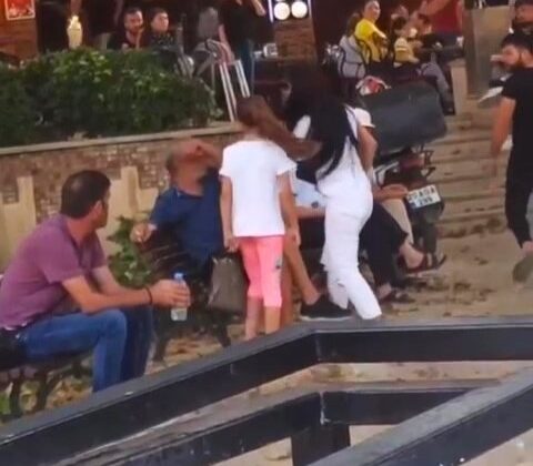 ÖFKELİ KADIN, BİR ERKEĞİ HERKESİN İÇİNDE DEFALARCA TOKATLADI