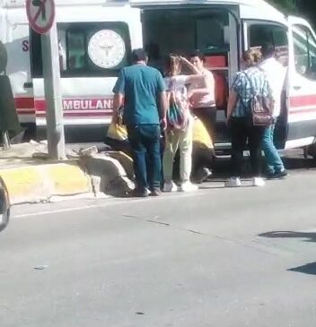Hasta taşıyan ambulansla hafif ticari araç çarpıştı; 4 yaralı