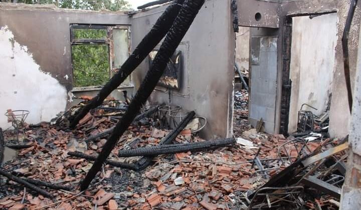 YANGINDA 2 EV KÜLE DÖNDÜ