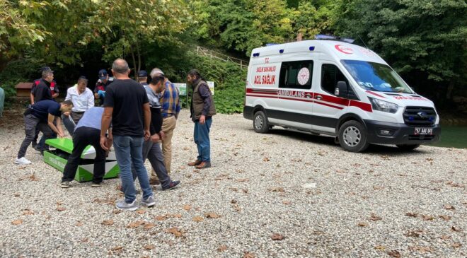 DEVRİLEN AĞACIN ALTINDA 2 KİŞİ CAN VERDİ