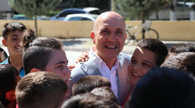 BAŞKAN ÖZBAŞ’A ÖĞRENCİLERDEN SEVGİ SELİ