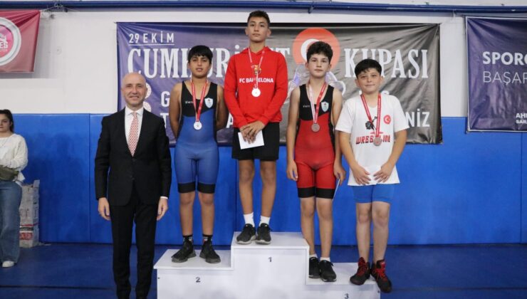 CUMHURİYET KUPASI İÇİN GÜREŞTİLER