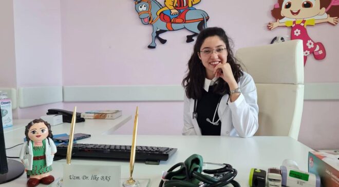 ANNE SÜTÜ BEBEĞİ, EMZİRME ANNEYİ KORUYOR