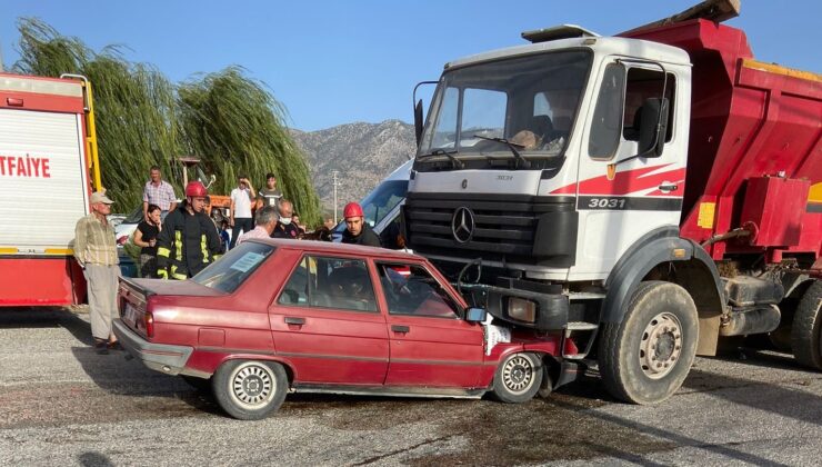 ARAÇ KAZADA HURDAYA DÖNDÜ