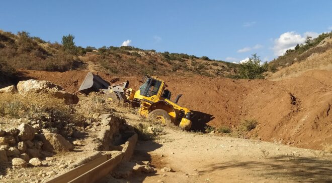 TAKLA ATAN KEPÇENİN ALTINDA KALDI