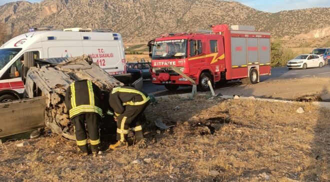 TAKLA ATAN OTOMOBİL ŞARAMPOLDE TERS DÖNDÜ: 2 YARALI